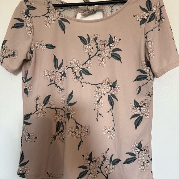 Dynamite Floral open back t-shirt (M) - Picture 2 of 3